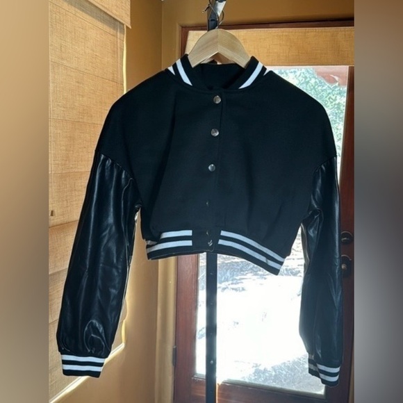 NWOT Fashion Nova Cropped Varsity Jacket Black Faux Leather Sleeve Sz Small Y2K - Picture 11 of 13
